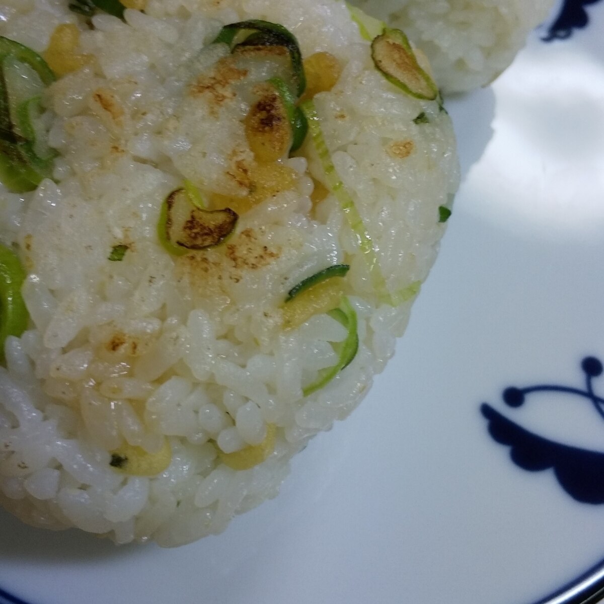 めんつゆde揚げ玉入り焼きおにぎり レシピ 作り方 By 梨花 楽天レシピ めんつゆde揚げ玉入り焼きおにぎり レシピ 作り方 By 梨花 楽天レシピ